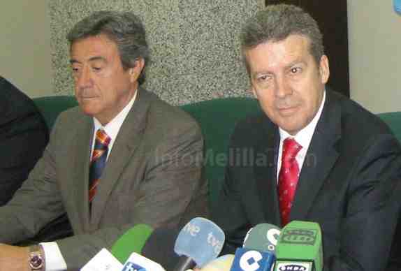 Xavier Gisbert, a la derecha, junto al director provincial de Educación