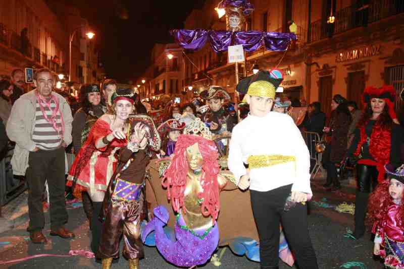 Una colorida cabalgata y la tradicional quema de la sardina ponen el punto y final al Carnaval 2012