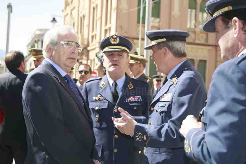 El JEMA asiste en Melilla a un homenaje del Gobierno local a la Aviación Española