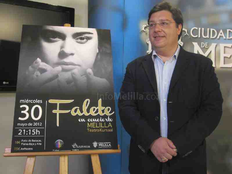 Díaz junto al cartel que anuncia el espectáculo