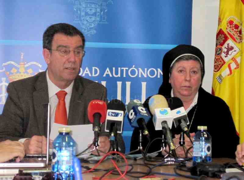 Antonio Miranda e Isabel Becerro durante la firma del convenio