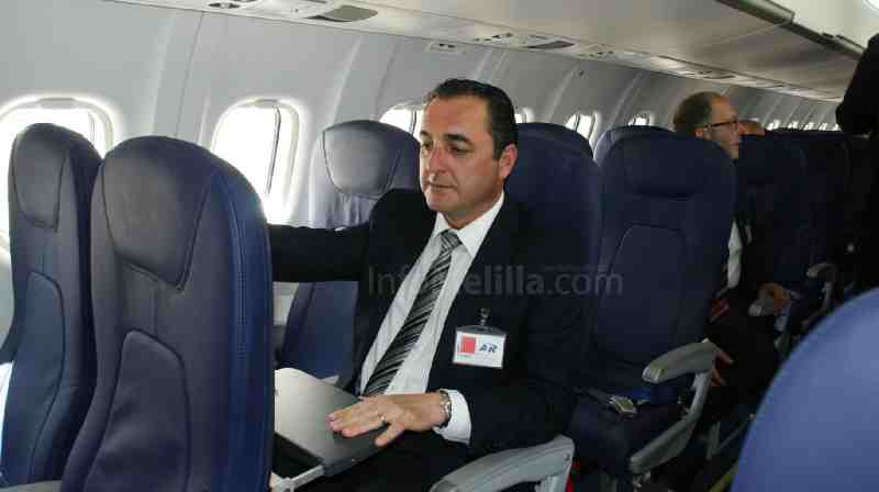 Mateo comprobando el nuevo avión
