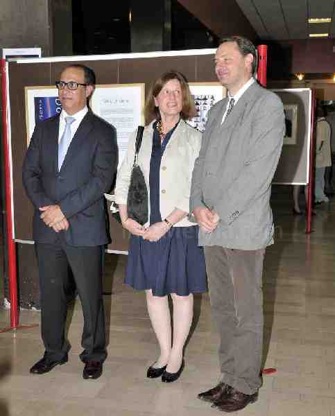 El delegado del Gobierno visita la exposición “Dóù je viens”, organizada en el marco de las Jornadas
