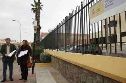 Alonso Díaz y Caridad Navarro, ante la Delegación del Gobierno en Melilla