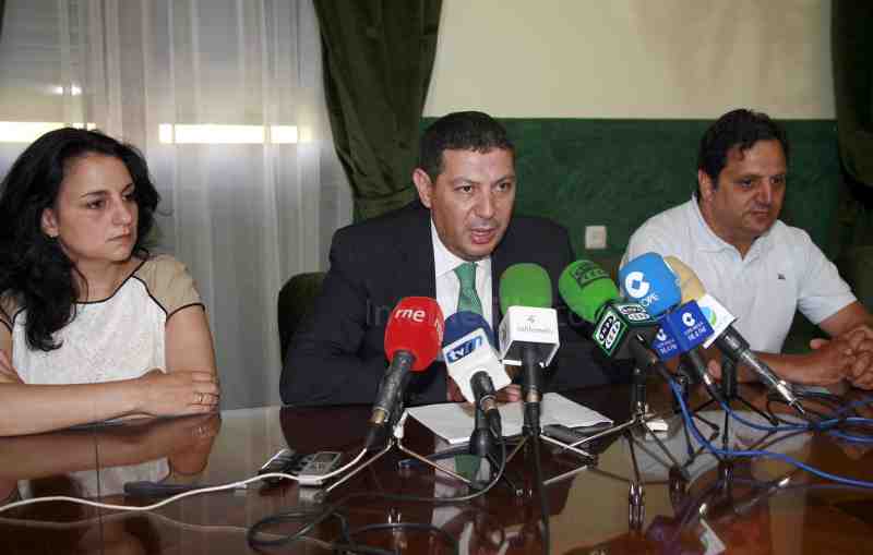 Mustafa Aberchán, en el centro, ha sido el encargado de anunciar la iniciativa