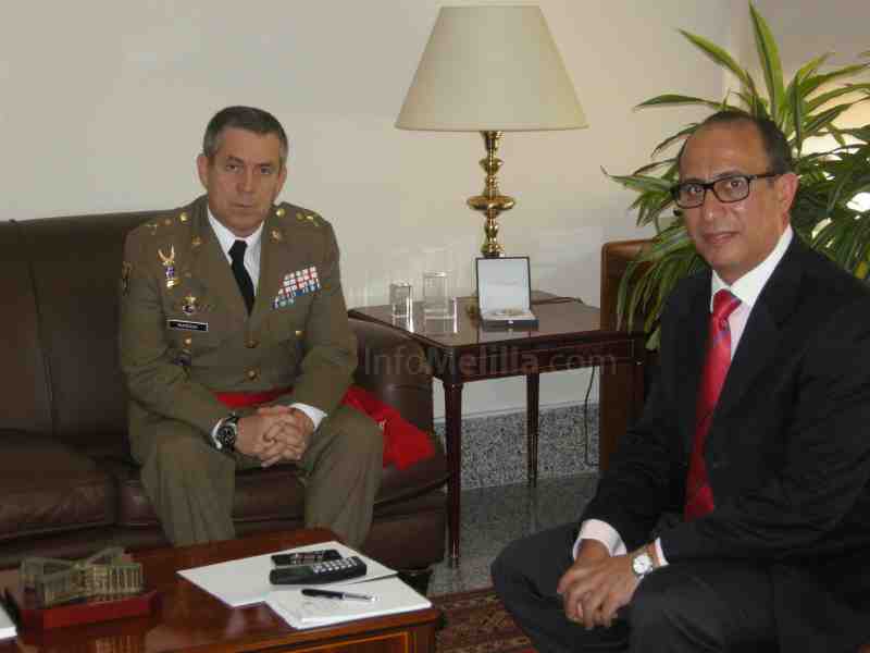 El general Martínez Trascasa gira una visita al delegado del Gobierno