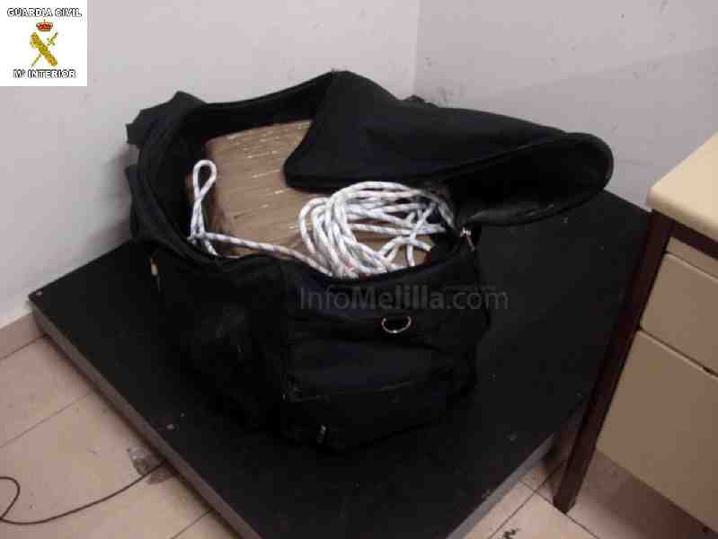 Detenidos tres jóvenes cuando intentaban introducir droga desde el mar en el buque de Acciona