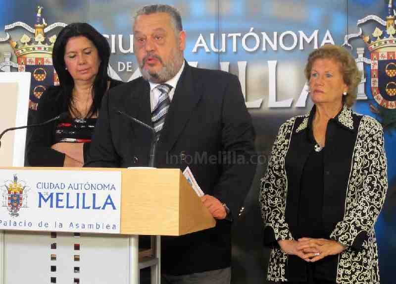 De izda. a dcha.: Simi Chocrón, consejera de Cultura de Melilla; Agustín Lobato, teniente hermano ma