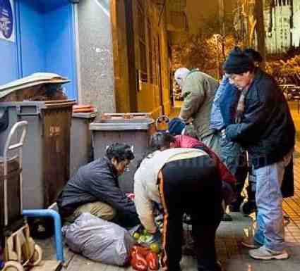 La UGR publica un trabajo en el que se da cuenta de la etnografía de quienes buscan comida en las basuras
