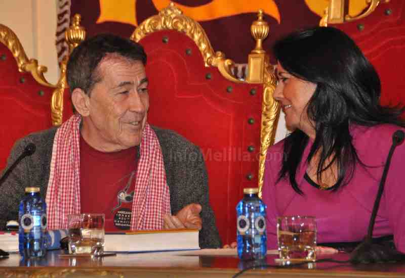 Fernando Sánchez Dragó conversa animadamente con la consejera de Cultura, Simi Chocrón