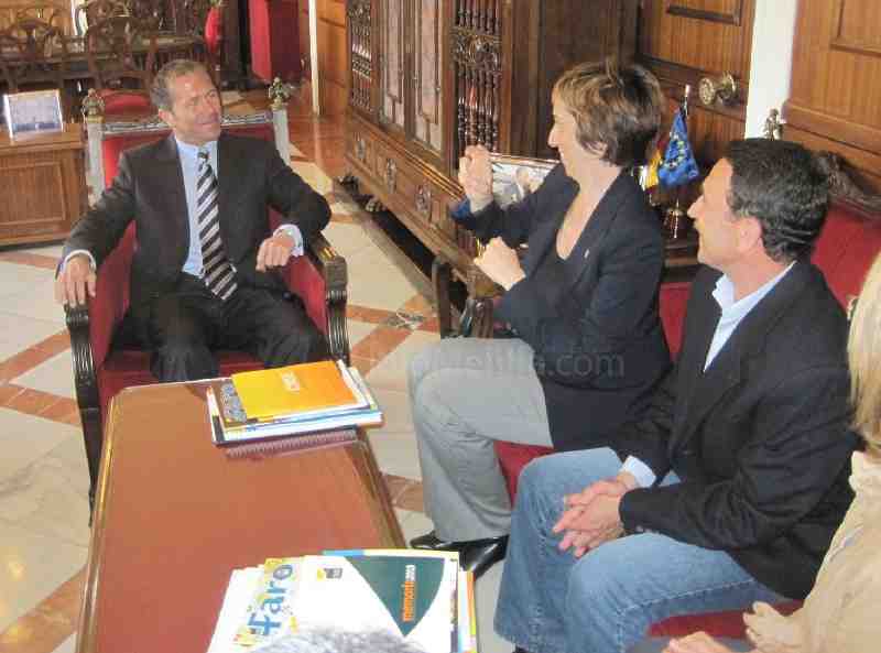 Momento de la reunión entre la presidenta de la CNSE y Miguel Marín
