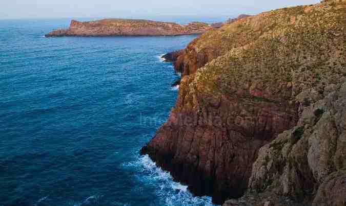 Costa abrupta de una de las Islas Chafarinas