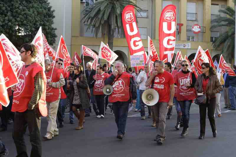 Cientos de melillenses participan en la manifestación convocada con motivo de la huelga general
