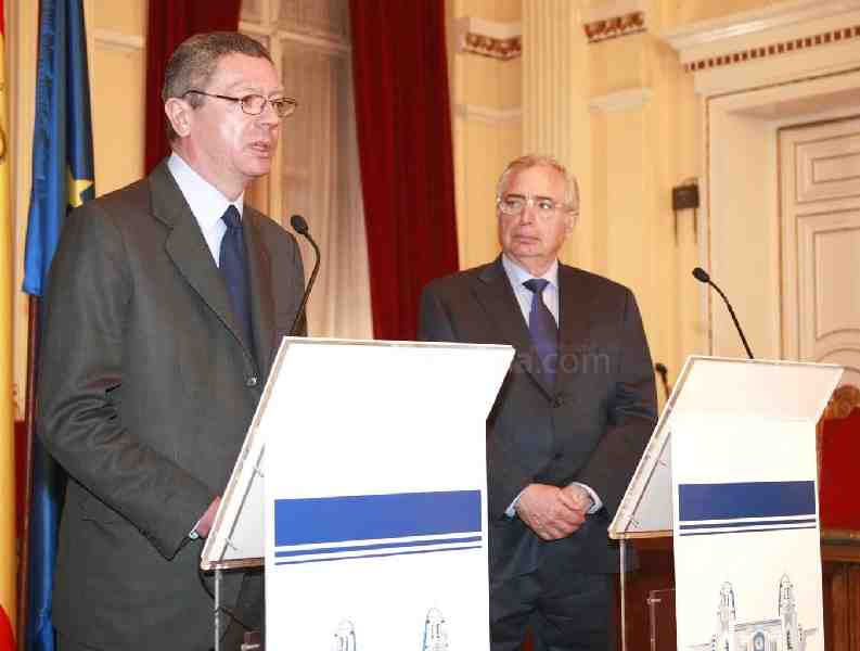 Ruiz Gallardón junto a Juan José Imrboda en su intervención ante los medios de comunicación
