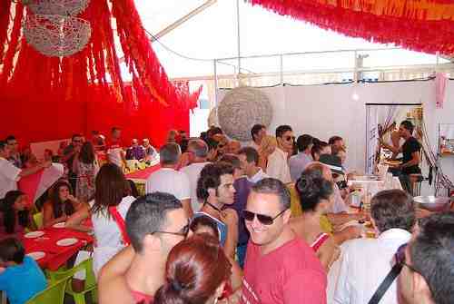 Buena compañía y una deliciosa paella en la primera fiesta del PSOE en la Feria 2012