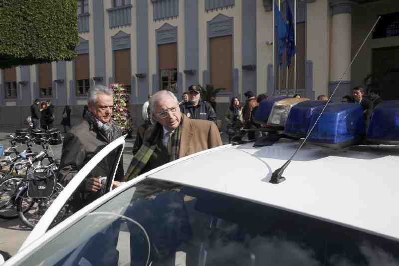 Calderón e Imbroda observando los nuevos vehículos