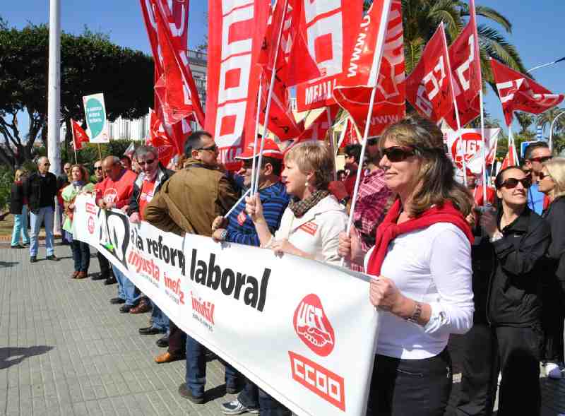 La manifestación ha reunido en torno a un centenar de personas