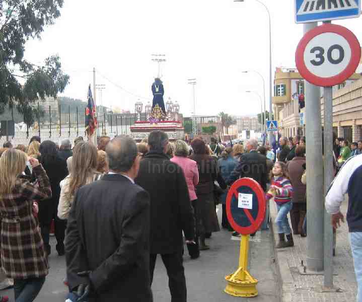 La señalización de calles y el control del tráfico corresponderá a la Policía Local