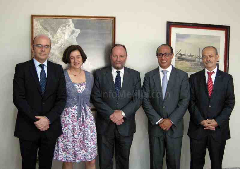 En la foto, el rector y otros representantes de la UGR junto al delegado del Gobierno en Melilla, Ab