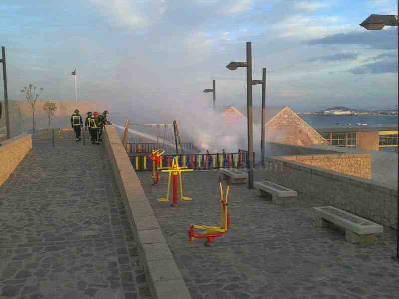 Un incendio arrasa parte del parque infantil de Melilla La Vieja