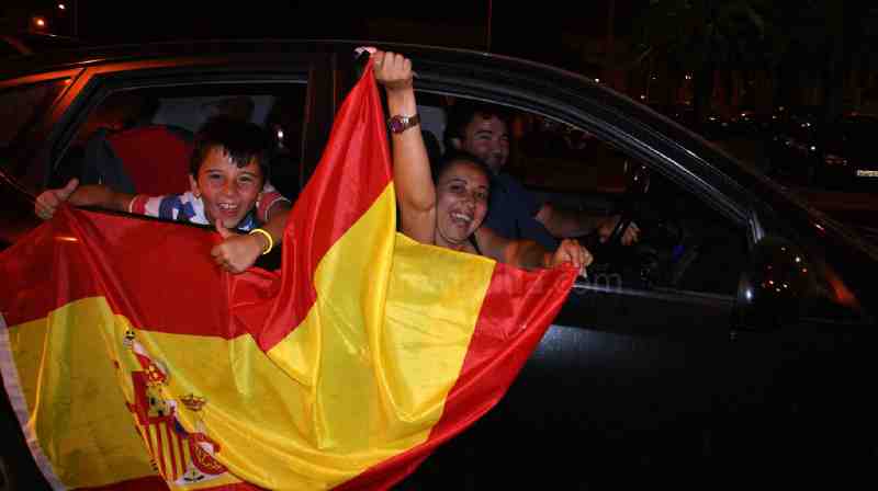 Los melillenses celebran la victoria de España por todo lo alto
