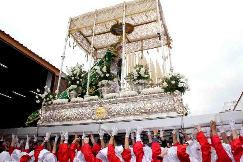 La voluntad de los portadores de 'La Pollinica' permite a la Virgen de Gracia y Esperanza hacer un breve paseo a las puertas de su Hermandad