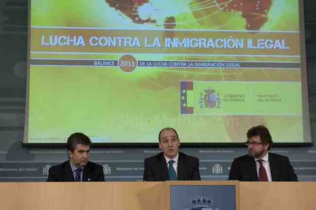 Ignacio Ulloa, secretario de Estado de Seguridad, acompañado por Ignacio Cosidó y por Carlos Abellá