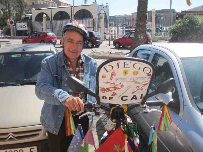 'Diego de Cai', entre España y Marruecos, currante y exlotero...siempre en bici