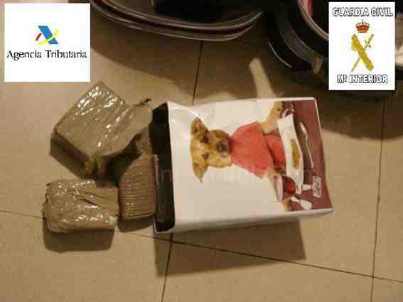 Detalle de la droga escondida en el equipaje