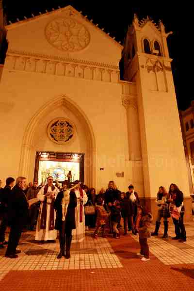 Un centenar de cristianos celebran un Vía Crucis para recibir el tiempo de Cuaresma