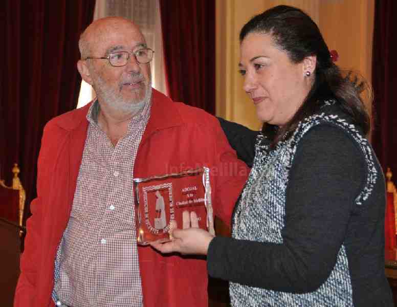 Rivas muestra el obsequio de la asociación