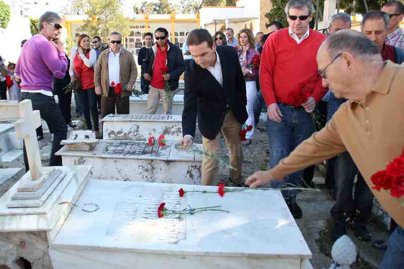 PSOE y UGT mantienen vivo el recuerdo de los represaliados por la dictadura y de los que lucharon por los derechos y libertades