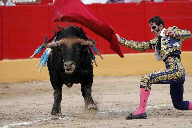 Padilla, "El Fandi" y Arenas salen a hombros en Melilla