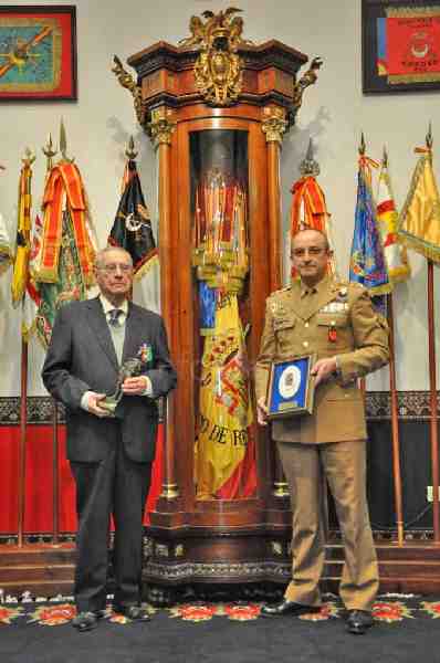 La COMGEMEL homenajea al coronel Ginés García por su veteranía en el Ejército