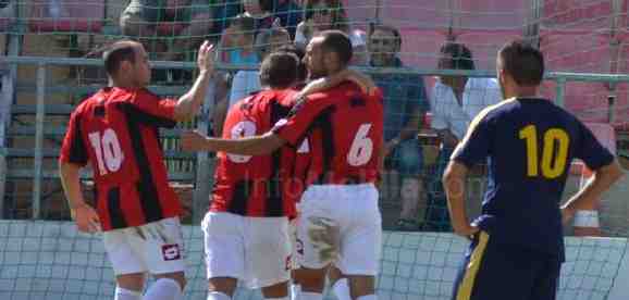 Los melillenses celebran el gol del empate obra de Jairo