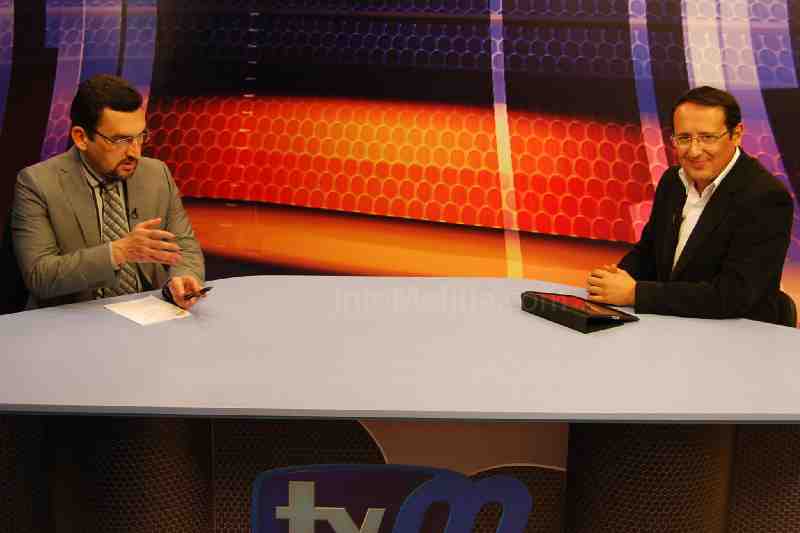 Dionisio Muñoz (dcha.), durante la entrevista en TVM
