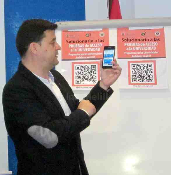 El Campus de Melilla introduce el lector del código QR para acceder al Solucionario a las PAU