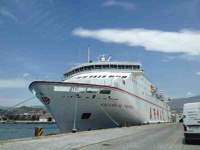 Los TEDAX acordonan el puerto de Motril para explosionar una nevera de playa