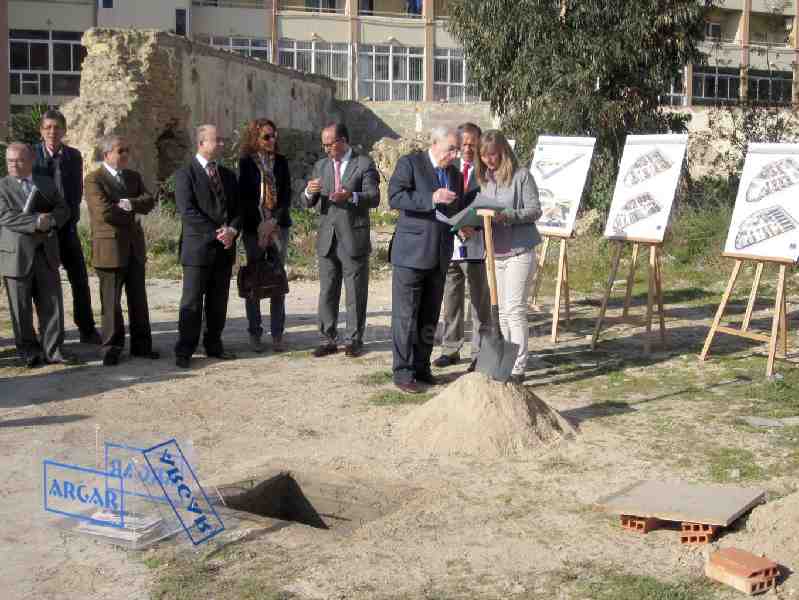 Al acto de la primera piedra han asistido algunas autoridades