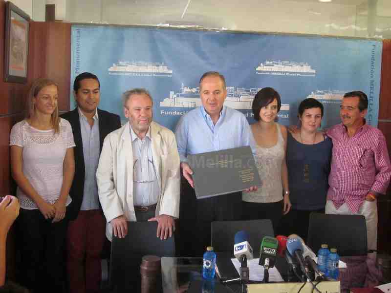 Vallés junto a los profesores Meca y Gueilburt y sus alumnos