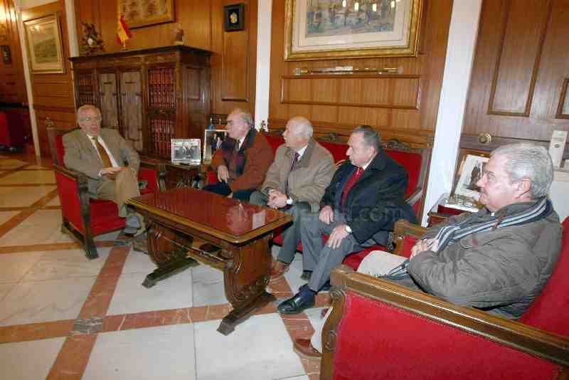 Imbroda y miembros de la nueva Junta Directiva de la Hermandad, hoy durante la reunión