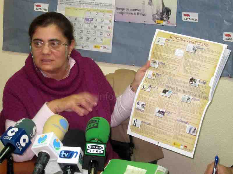 La responsable del área de Mujer de SATE-STEs muestra el calendario