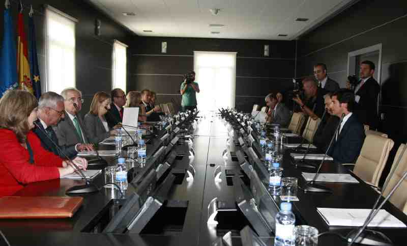 La ministra de Fomento asegura que el Gobierno central ya trabaja en el Plan Director de ampliación del Puerto de Melilla