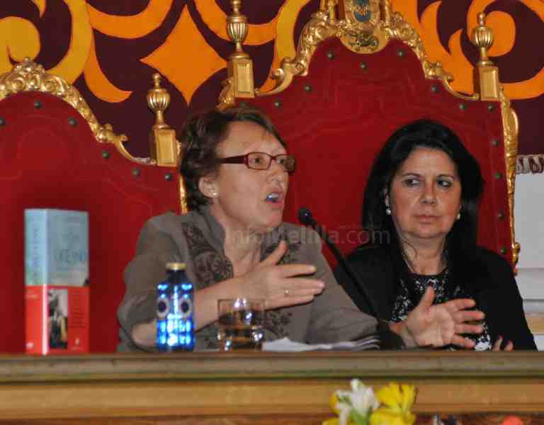 La escritora Elvira Menéndez y la consejera de Cultura, Simi Chocrón