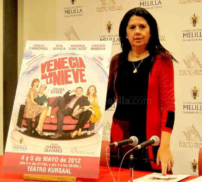 Simi Chocrón junto al cartel que anuncia la obra