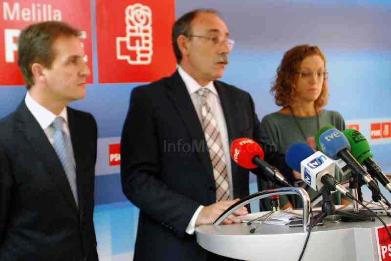 Bedera junto a los máximos responsables del PSOE local, Gregorio Escobar y Gloria Rojas