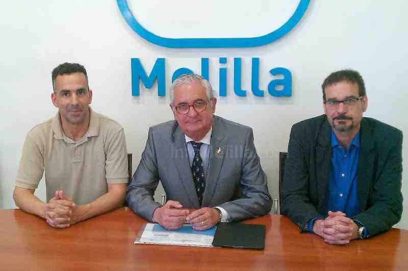 Miembros de la AUGC con el diputado Antonio Gutiérrez