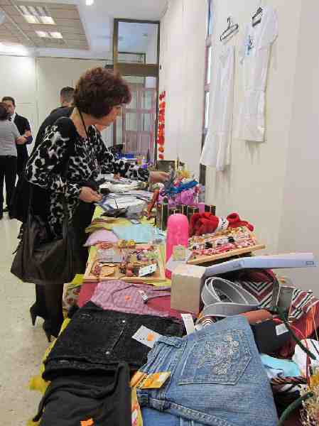 El rastrillo tiene una gran variedad de artículos, aunque predominan la ropa y los complementos tant