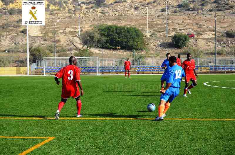 El II Encuentro de Fútbol por la Integración entre guardias civiles e internos del CETI concluye con goleada de los inmigrantes