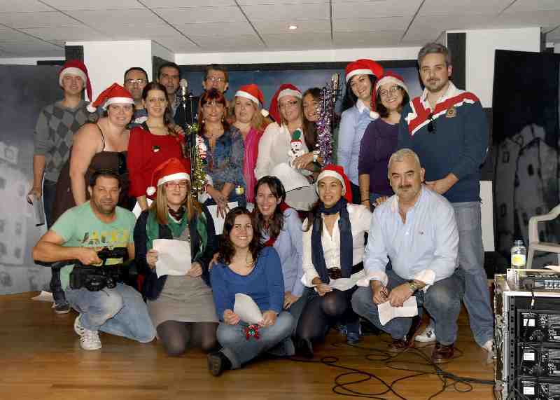 Los miembros de la prensa de Melilla prestan sus voces en un acto solidario en beneficio de Cáritas